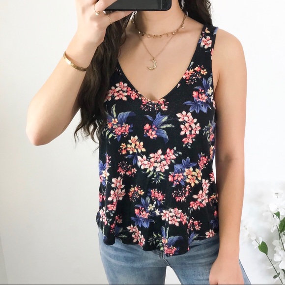 🌸4 for $10🌸 black pink floral v-neck flowy tank top - Picture 2 of 4